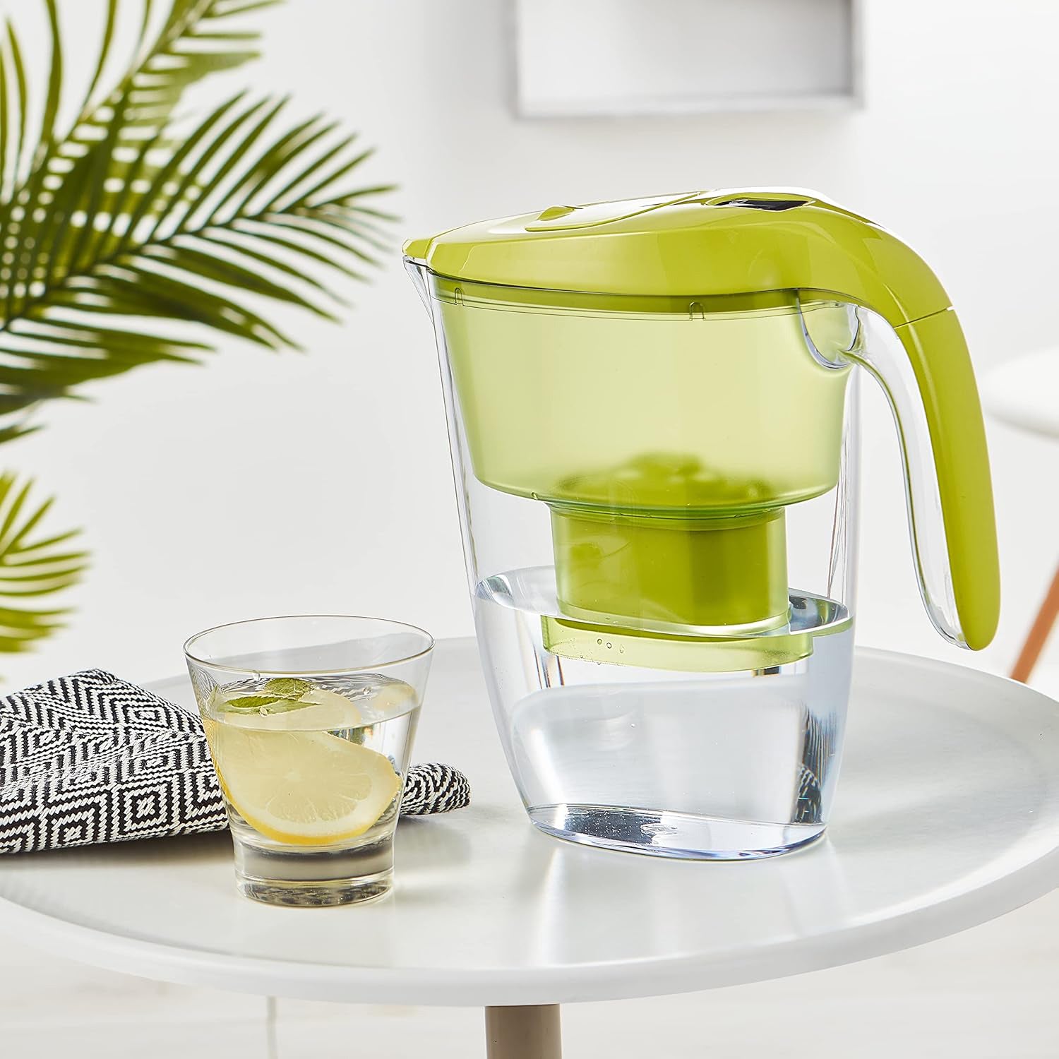 Nouveaux 2.7L Water Filter Jug – Reduces impurities. Includes 1x 3-Month (90days) Filter