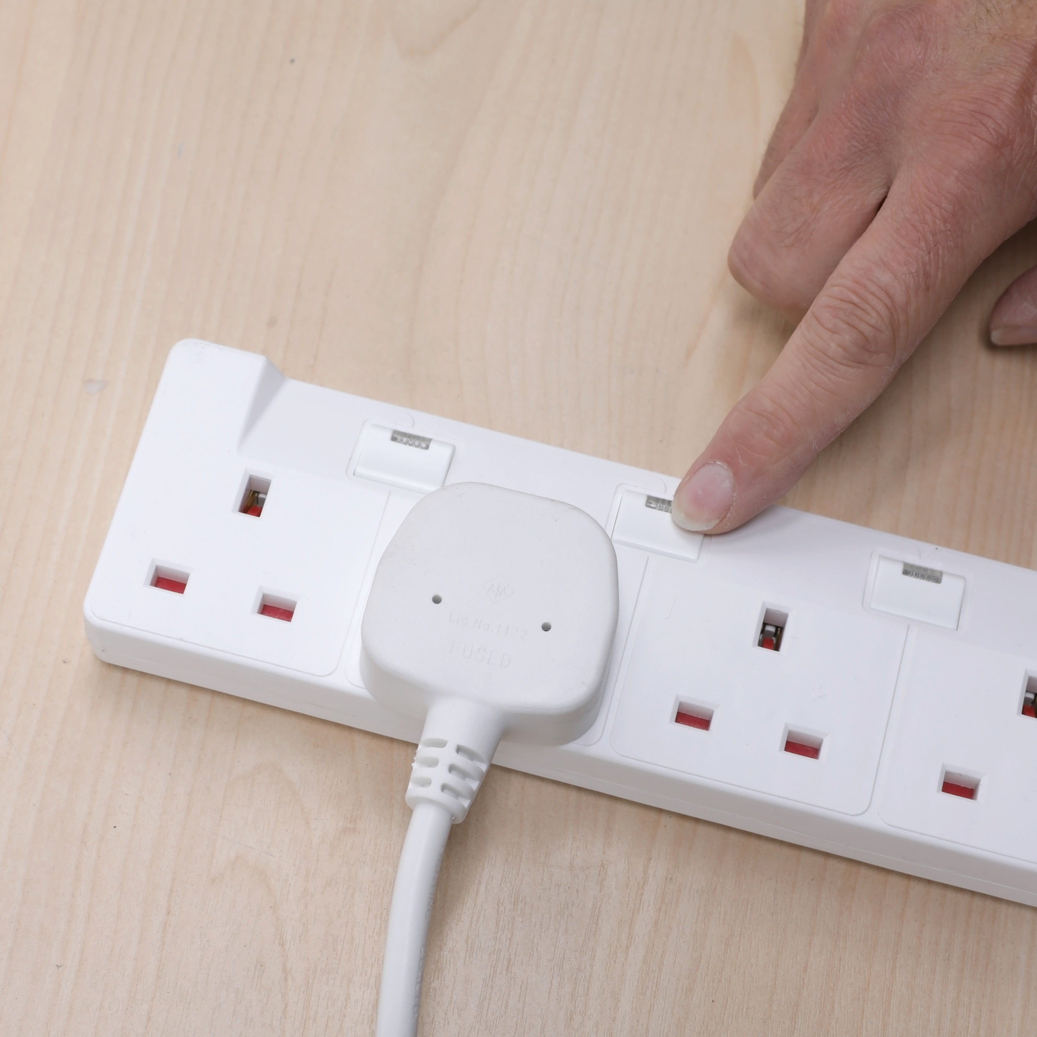 2 Metre / 4 individually switched 4 socket extension lead