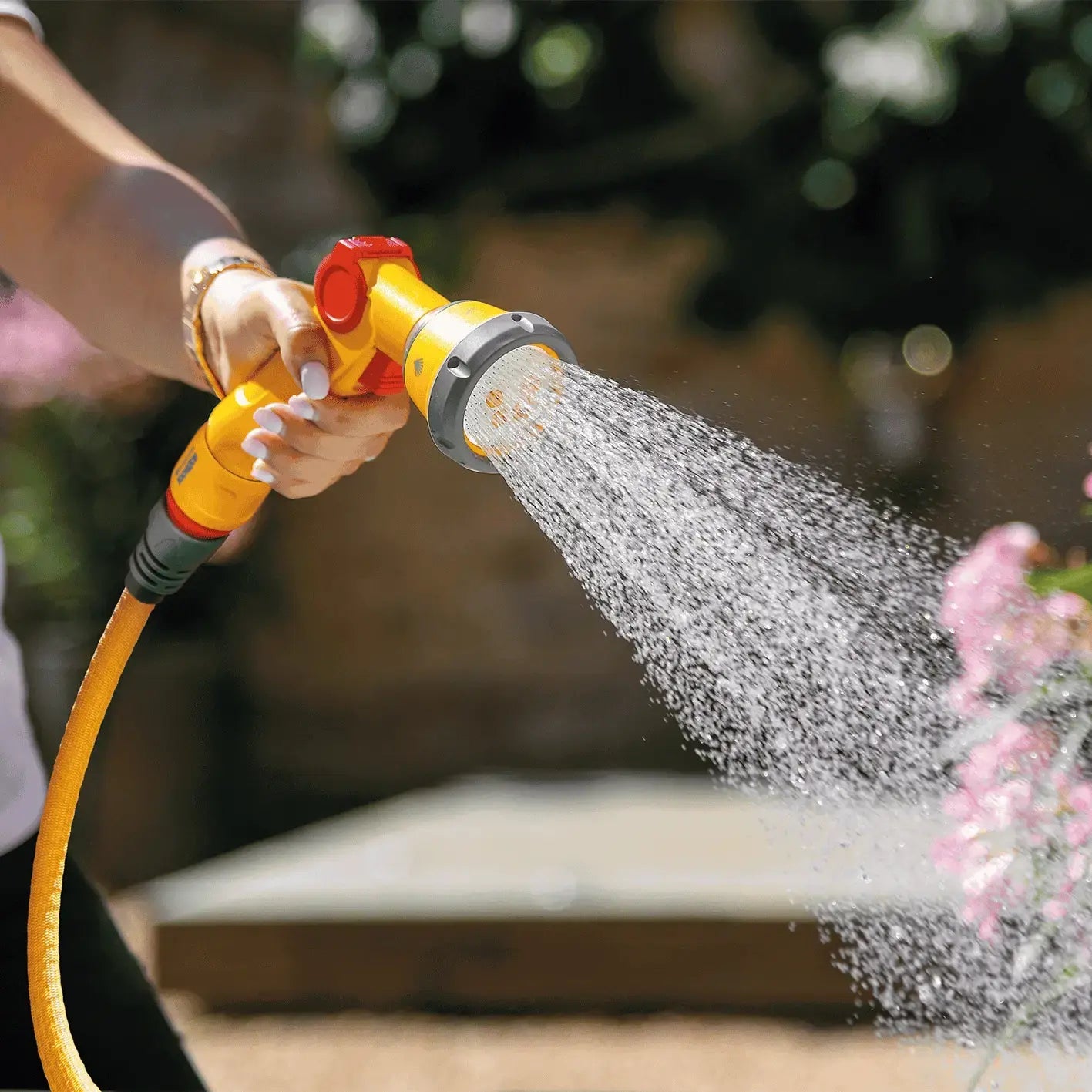 Hozelock - Wonderhoze Expanding Hose 30m with 2 Aquastop Fittings and Multispray Gun