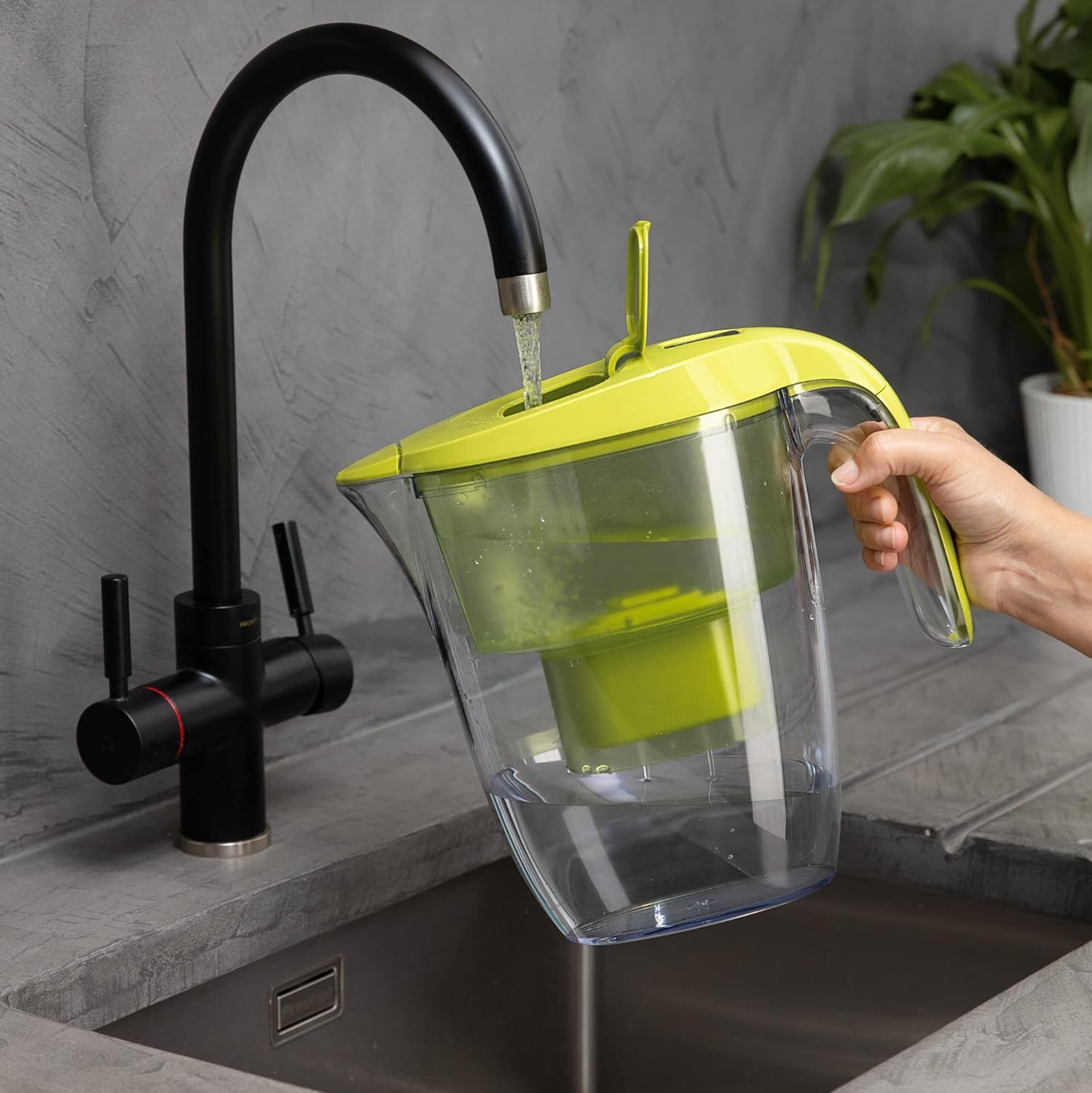 Nouveaux 2.7L Water Filter Jug – Reduces impurities. Includes 1x 3-Month (90days) Filter